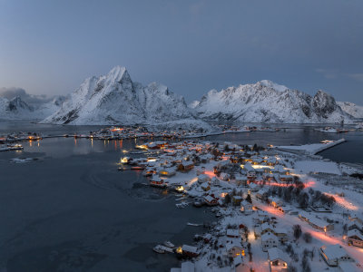 挪威罗弗敦群岛北极圈雷纳冬季雪景高空航拍