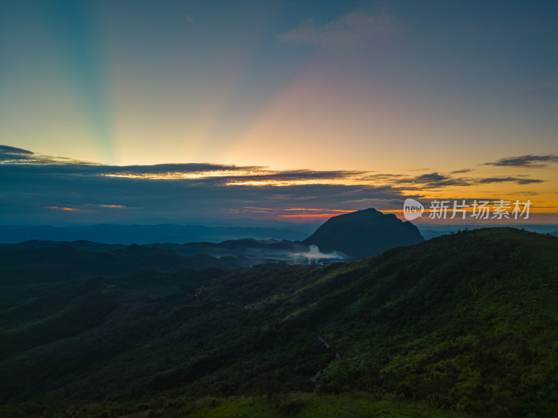 航拍日落时的夕阳天空景色