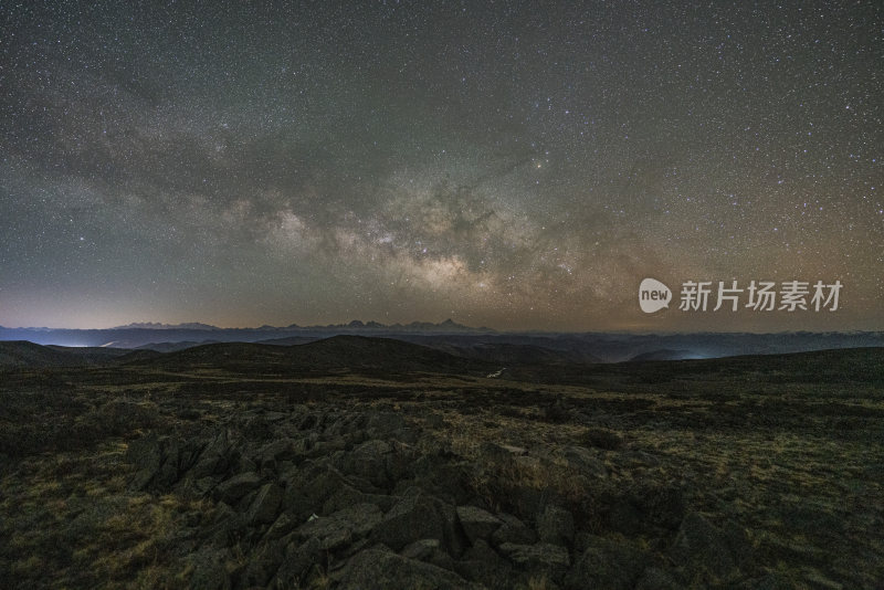 户外星空下的山脉夜景