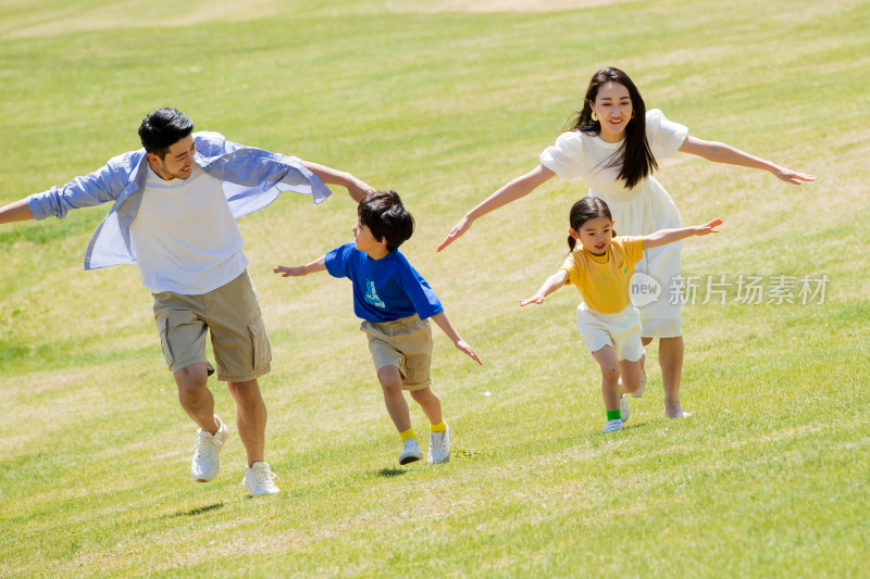 快乐家庭在草地上玩耍