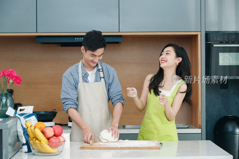 青年夫妇在厨房做面食