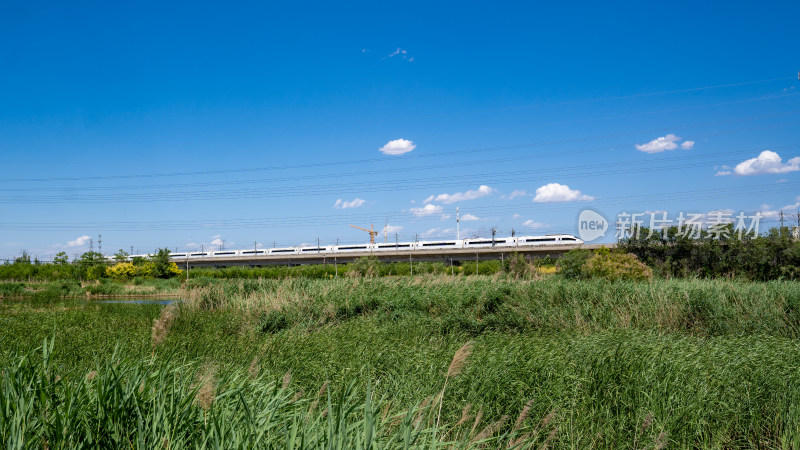 田野上行驶的高速列车