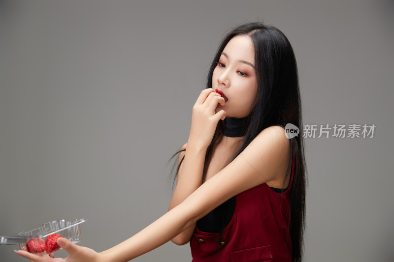 吃水果的亚洲东方长发少女