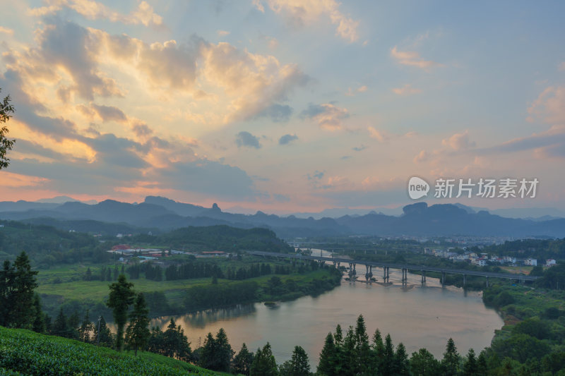 夕阳晚霞河边城市