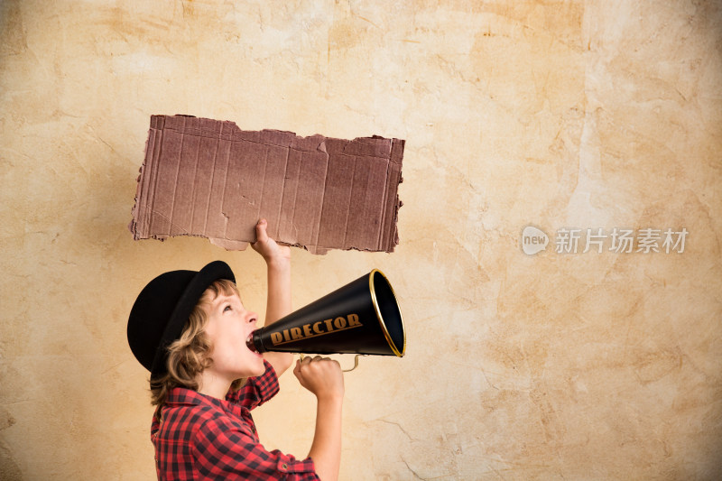 手持喇叭喊话的小男孩