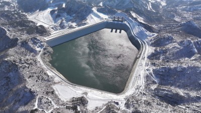 航拍俯瞰山东昆嵛山天心池冬季雪景