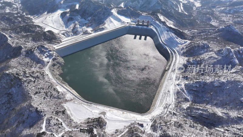 航拍俯瞰山东昆嵛山天心池冬季雪景