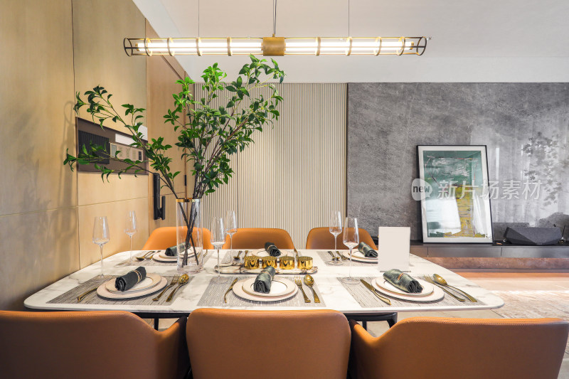 现代风格餐厅餐桌布置