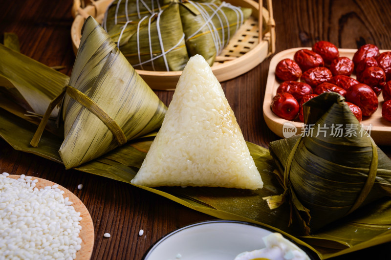 传统粽子及搭配食材特写