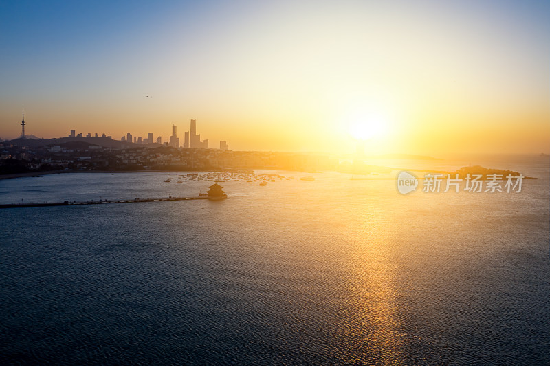 航拍青岛栈桥景区海边日出风光