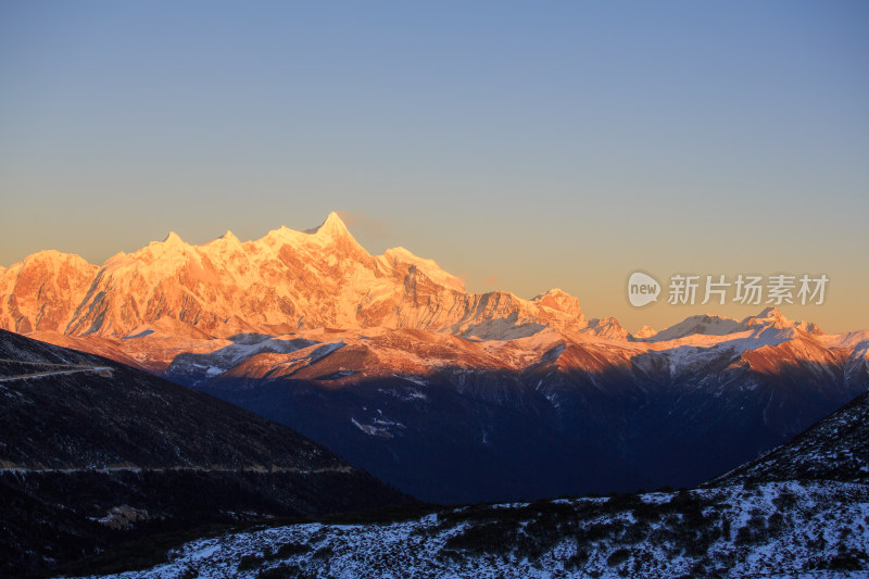 西藏林芝雪景南迦巴瓦峰日照金山雪山夕阳