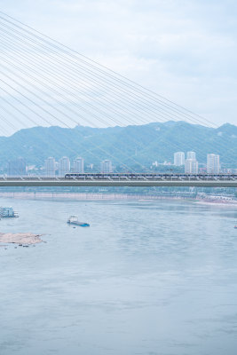 行驶在南纪门大桥上的重庆地铁10号线列车