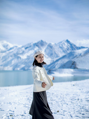 雪山湖泊蓝天白云美女自信快乐幸福