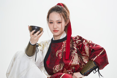 身穿武侠古风汉服英气十足的亚洲美女