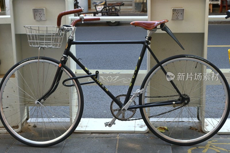 复古风格自行车停靠街边