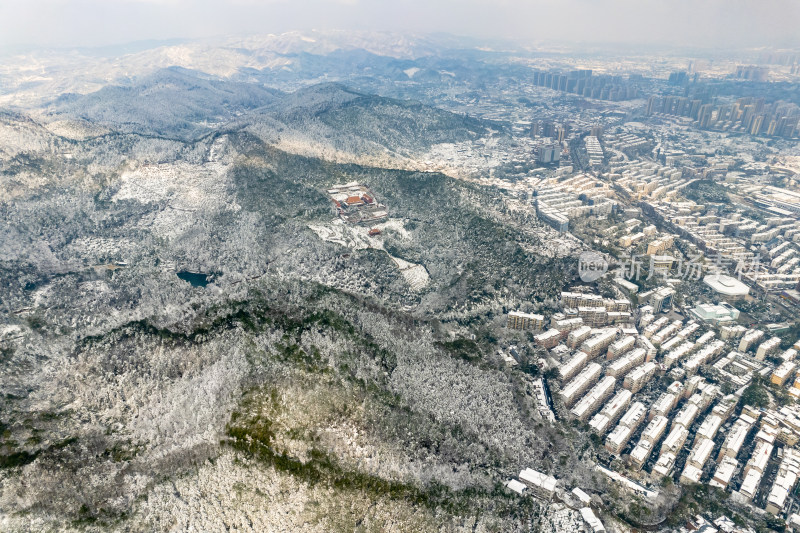 蓝天白云丘陵山川雪景航拍图