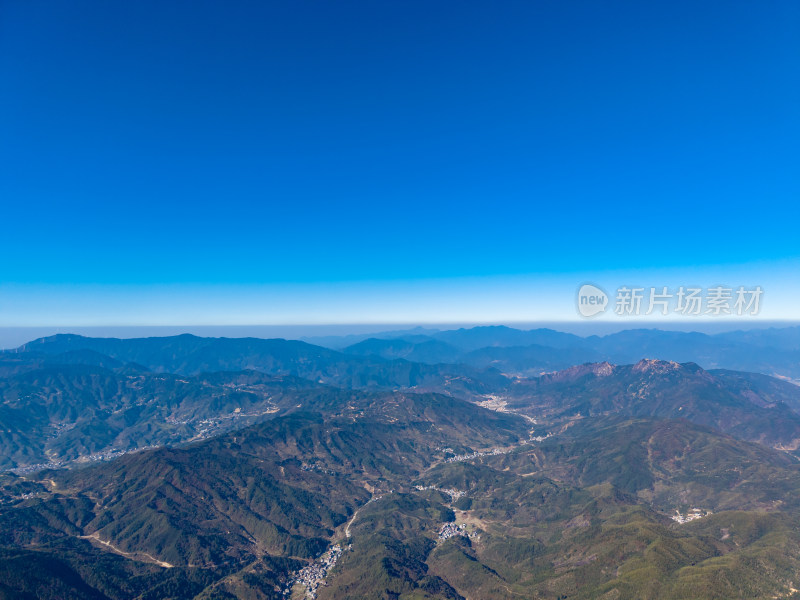 险峻陡峭山峰航拍图