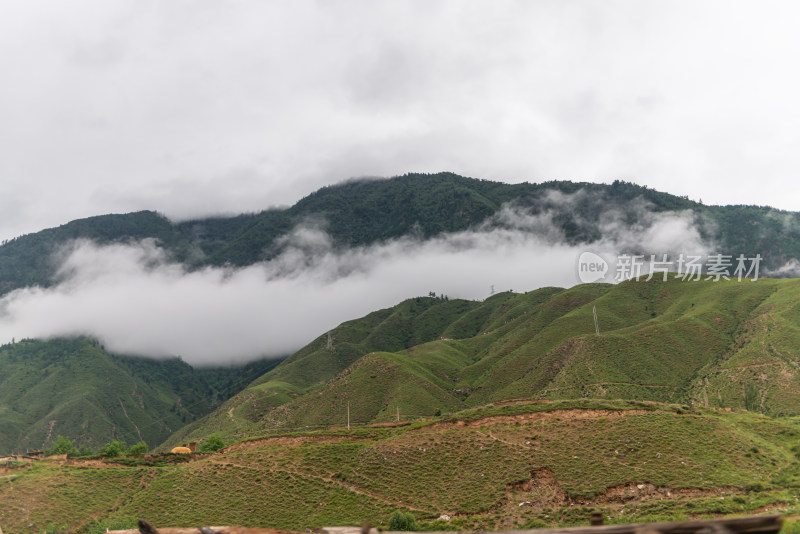 云雾缭绕下的草原山峰