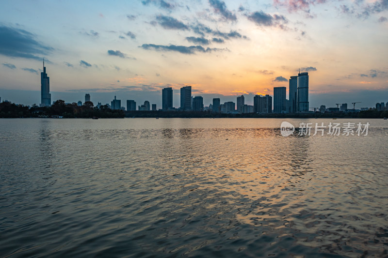 黄昏夕阳南京玄武湖城市建筑景观