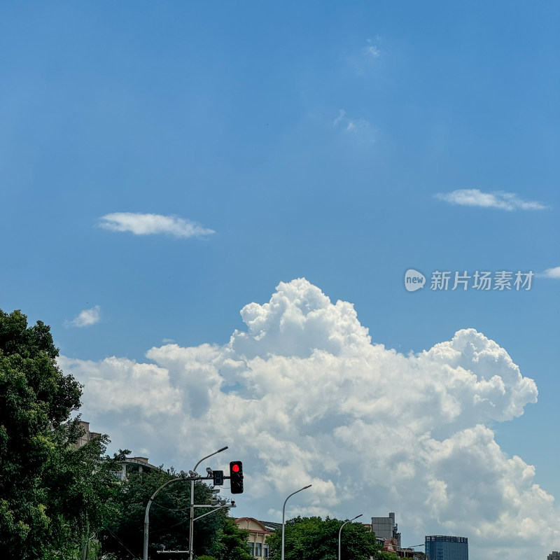 晴朗天空云朵街道