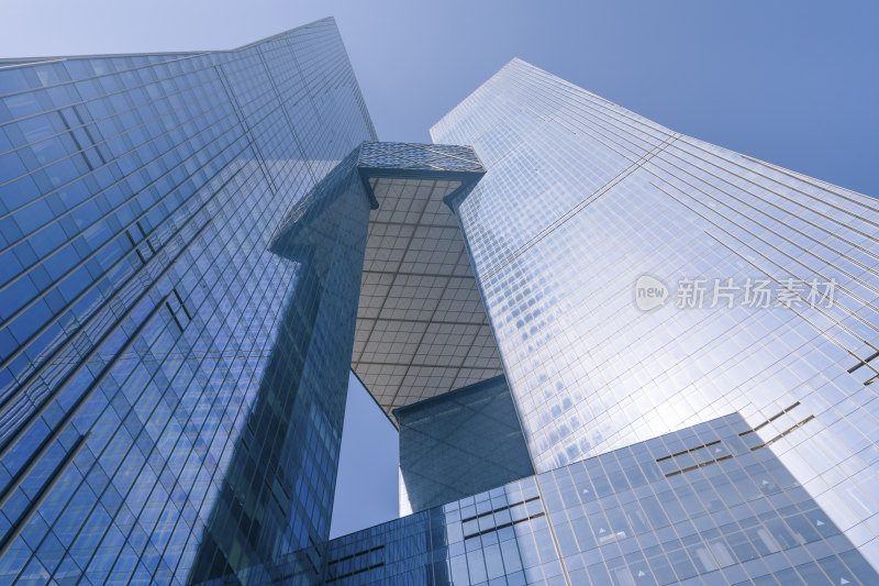 江苏南京-阳光下的玻璃幕墙摩天大楼