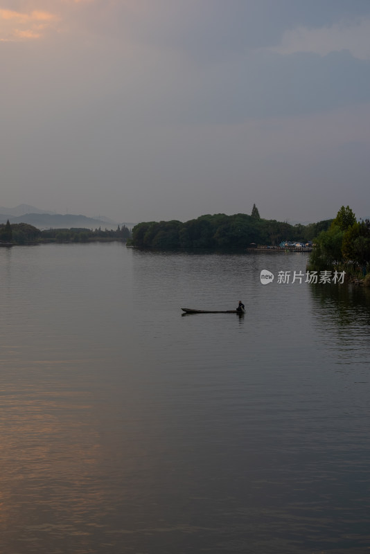 平静湖面上有小船的自然景观