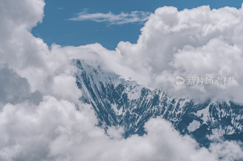 中国云南梅里雪山-蓝天白云下的卡瓦格博峰