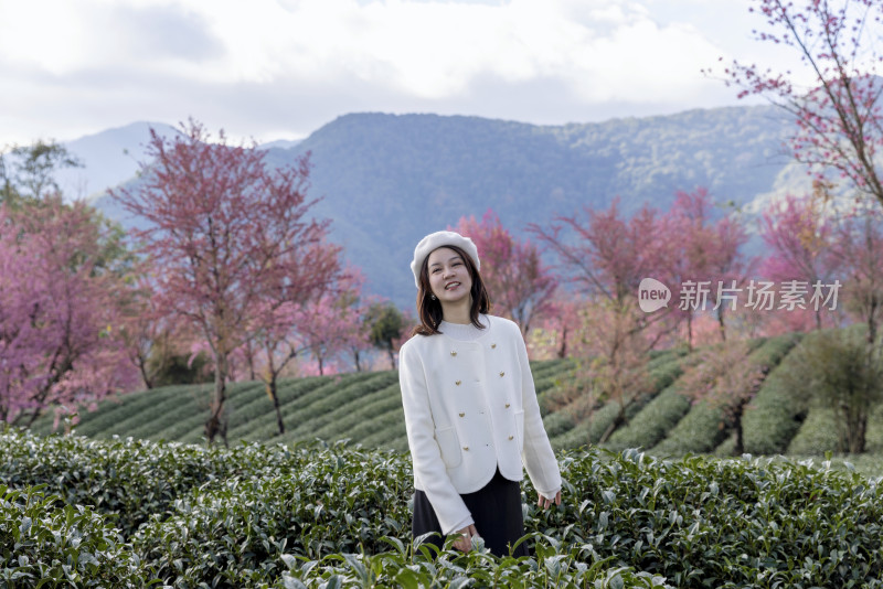 春天在樱花谷花海度假休闲的美女