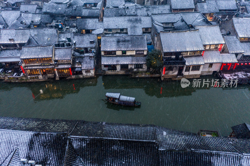 航拍雪后的古镇民居