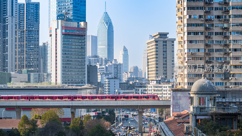 城市高楼间穿行的红色列车