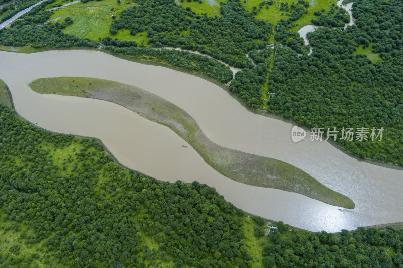 鸟瞰阿坝州红原县白河流域的湿地沙洲风光