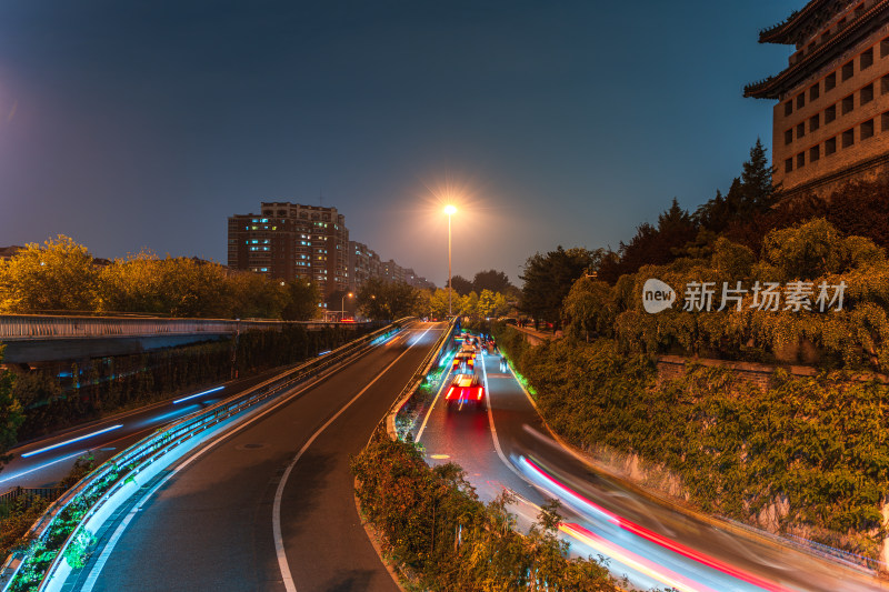 北京箭楼夜晚城市道路车流光轨延时摄影