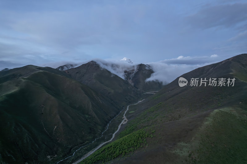 四川甘孜州高原上木居村庄山谷航拍