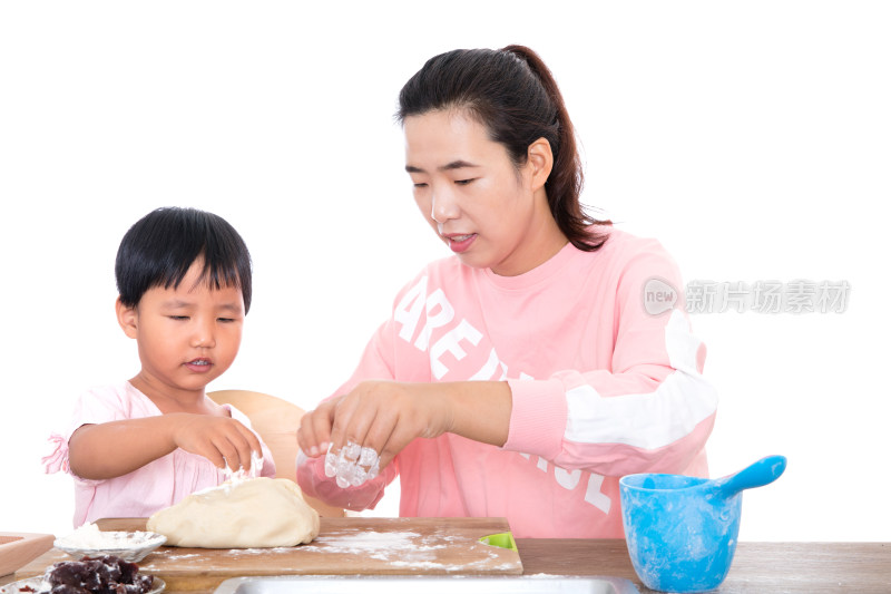 妈妈正在教小女孩学习做面点月饼