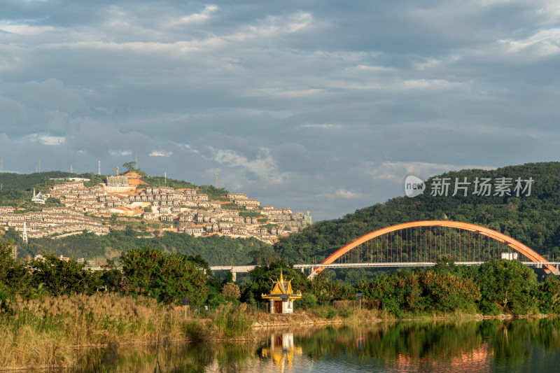 多云的天空映衬下的景洪黎明大桥