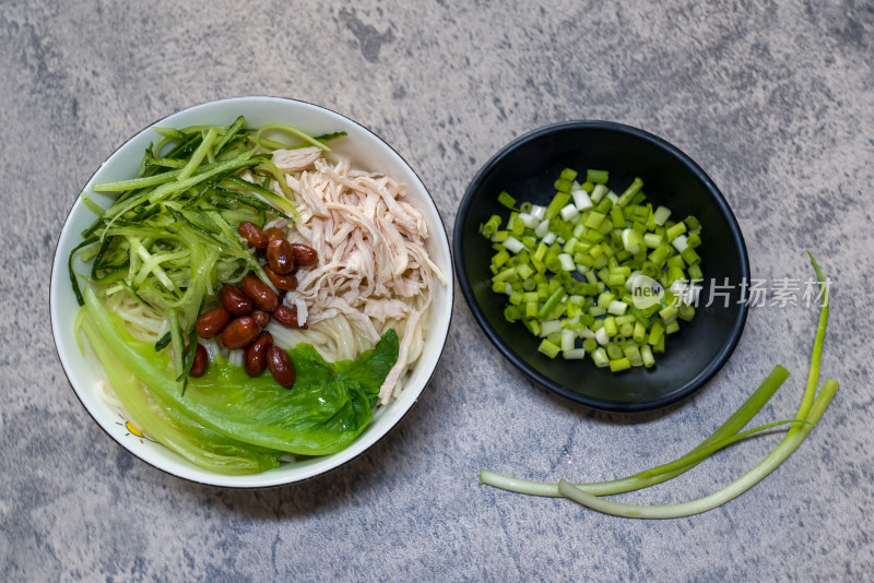 美食家常饭面条鸡丝面