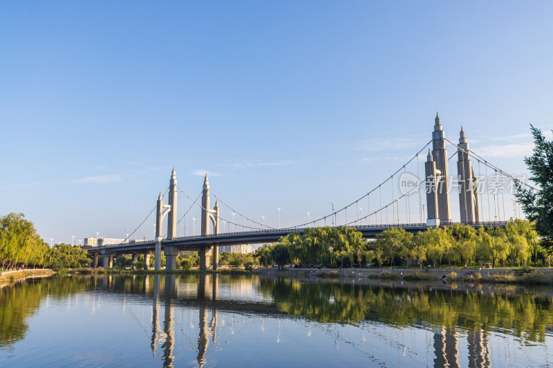 白浮泉公园河畔南环大桥及周边风光