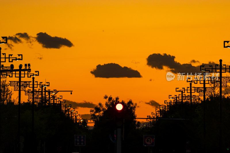 夕阳下带有特色路灯的街道