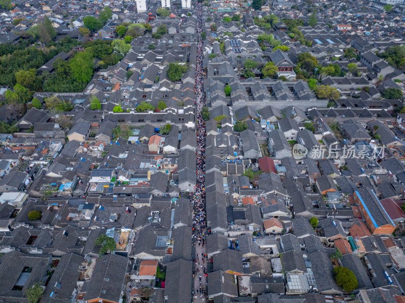 航拍扬州东关街全景节假日人山人海