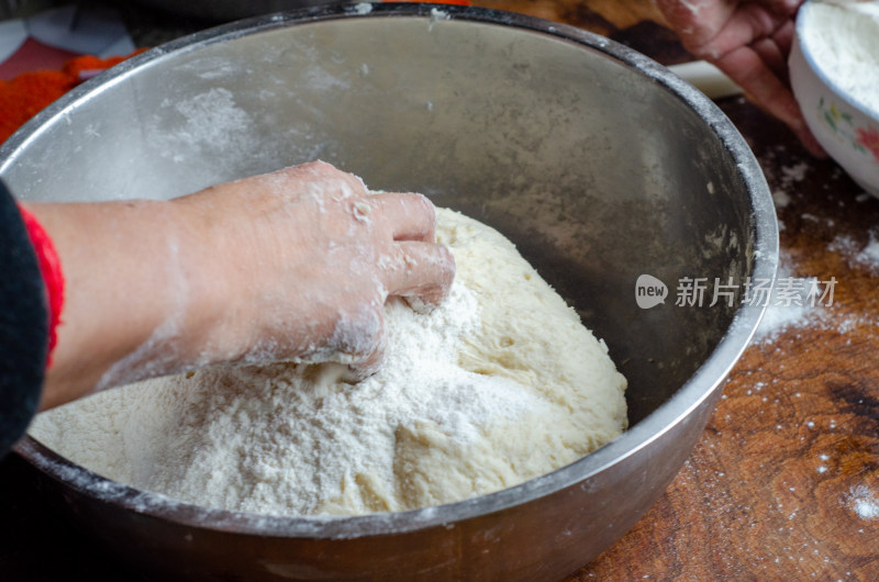 用力揉面团特写