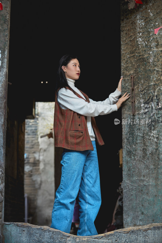 老旧城区里穿着复古港风的美丽清纯少女