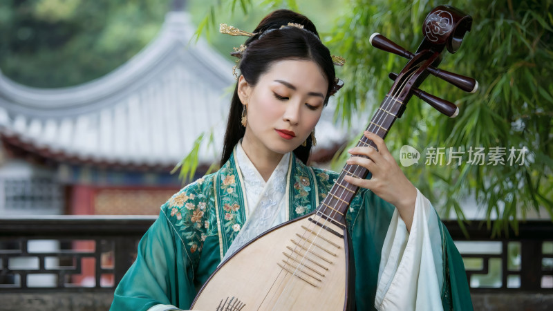 唯美古风女子弹乐器