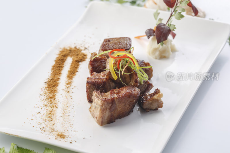 精美餐具装的法式铁板草原羔羊肉