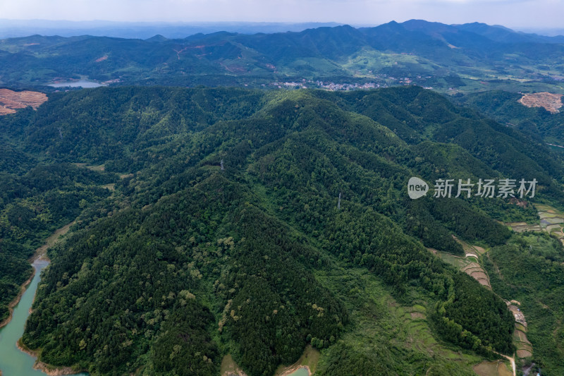 南方山川丘陵蓝天白云航拍摄影图