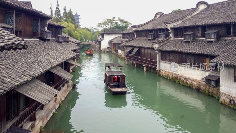 江南水乡河道与乌篷船景观