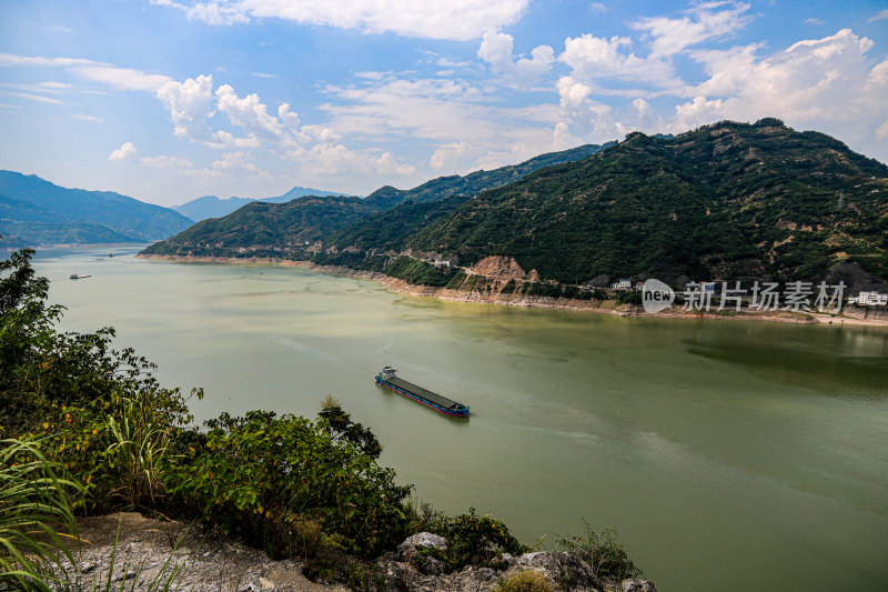 长江三峡上行驶的船舶，西陵峡，兵书宝剑峡