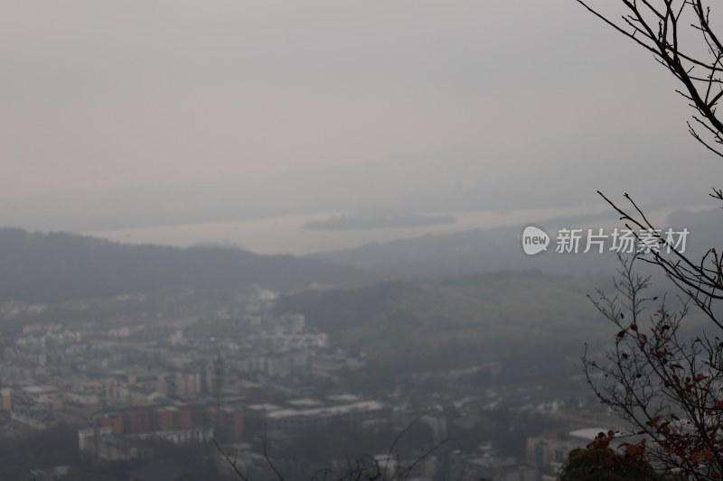 雾中城市与远山景观