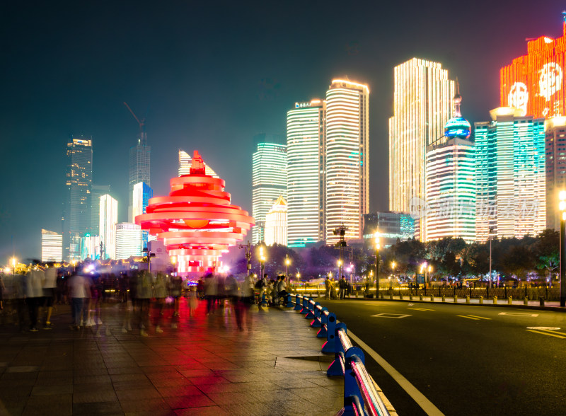 青岛夜晚城市街道旁的绚丽高楼灯光秀