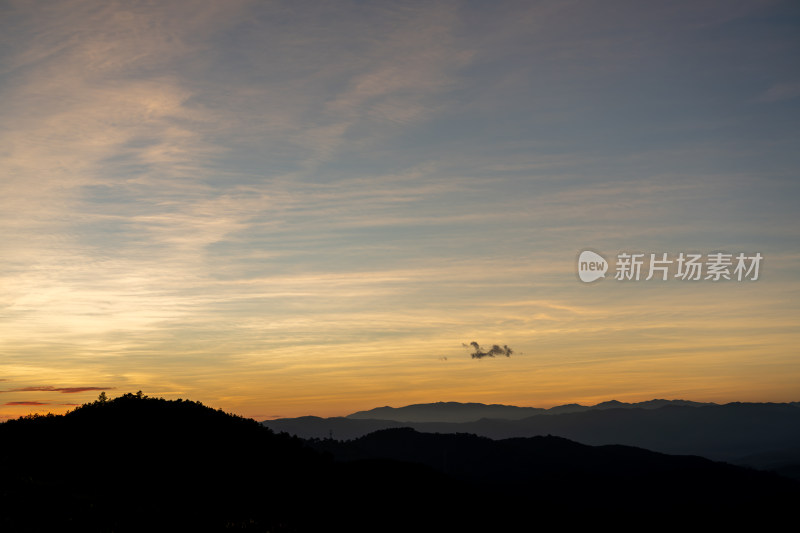 黄昏时分天边的云彩与远山