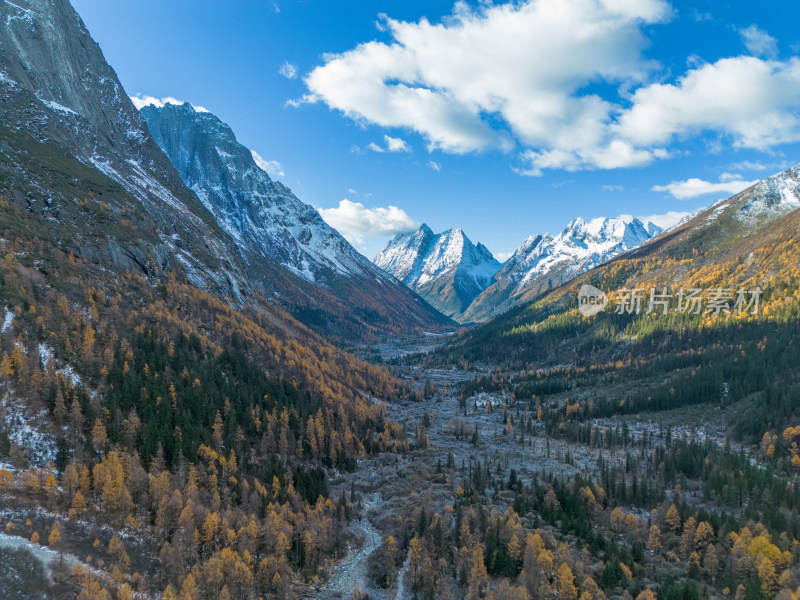 四姑娘山双桥沟景区航拍金秋雪山胜景